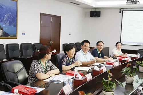 宜昌人福药业副总裁、总工程师李莉娥，产品开发中心主任吕金良，副主任吴有斌、曲龙妹等