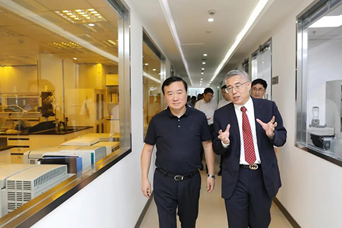 富联娱乐生物医药创始人&CEO陈春麟博士等人向翁祖亮书记介绍公司情况