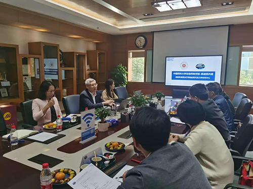 富联娱乐首席执行官陈春麟博士，商务发展部副总裁蔡金娜博士等人热情接待了金能明书记一行。