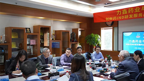 富联娱乐创始人&CEO陈春麟博士、化学部与生物部高级副总裁任峰博士、药代动力学与生物分析部副总裁辛保民博士、商务发展部副总裁蔡金娜博士等出席签约仪式。